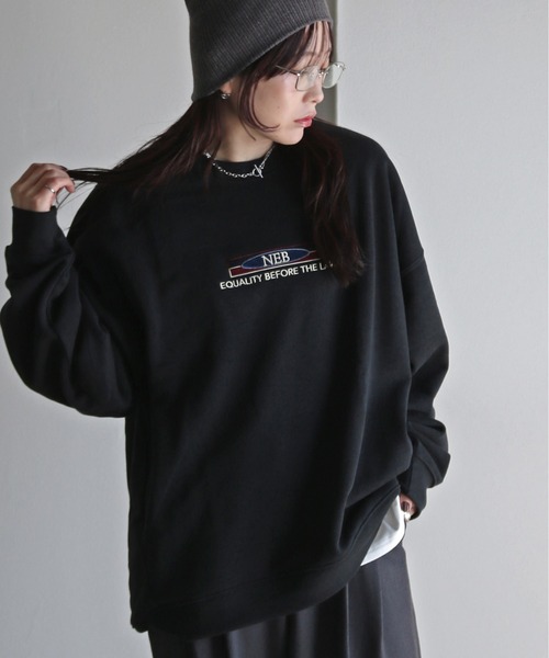 COURO（コウロ）の「サガラ刺繍ワッペンロゴスウェット（スウェット・レディース・ブルー系その他/パープル系その他/オートミール/グレー系その他/レッド系その他/パープル/ブルー/グレー/レッド/ブラック/グレー系その他2/グレー系その他3/ブルー系その他2/ブルー系その他3/パープル系その他2/レッド系その他2/アイボリー系/アイボリー系1/アイボリー系2/グレー系1/グレー系4/ライトグレー系4/ライトグレー系/ブラック系1/ライトグレー系2/グレー系5/ネイビー系/ライトグレー系1/ホワイト系その他/カーキ系2/アイボリー系7/チャコールグレー/グレー系/ブラック系/カーキ系/カーキ/アイボリー系6/カーキ系3/ネイビー/ライトグレー系3/ブラック系4/カーキ系1/ライトグレー系5/ブラック系5/アイボリー/アイボリー系5/グレー系2/ブラック系3/ピンク/ホワイト/アイボリー系3/アイボリー系4/グレー系3/ブラック系2/ネイビー系1/ホワイト系その他2/チャコール/グレー系6/ワイン系1/グレー系8/ネイビー系2/ワイン系/グレー系7/ワイン系2/ライトグレー系8/ブラウン系3/ライトグレー系6/ライトグレー系7/ブラック系6/ブラウン系/ブラウン系1/ブラック系7/ネイビー系3/ブラウン系2/ブラック系8/ネイビー系4/ワイン系3・M/L/XL）」の14枚目の写真