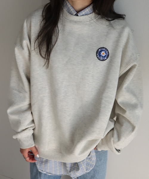 COURO（コウロ）の「サガラ刺繍ワッペンロゴスウェット（スウェット・レディース・ブルー系その他/パープル系その他/オートミール/グレー系その他/レッド系その他/パープル/ブルー/グレー/レッド/ブラック/グレー系その他2/グレー系その他3/ブルー系その他2/ブルー系その他3/パープル系その他2/レッド系その他2/アイボリー系/アイボリー系1/アイボリー系2/グレー系1/グレー系4/ライトグレー系4/ライトグレー系/ブラック系1/ライトグレー系2/グレー系5/ネイビー系/ライトグレー系1/ホワイト系その他/カーキ系2/アイボリー系7/チャコールグレー/グレー系/ブラック系/カーキ系/カーキ/アイボリー系6/カーキ系3/ネイビー/ライトグレー系3/ブラック系4/カーキ系1/ライトグレー系5/ブラック系5/アイボリー/アイボリー系5/グレー系2/ブラック系3/ピンク/ホワイト/アイボリー系3/アイボリー系4/グレー系3/ブラック系2/ネイビー系1/ホワイト系その他2/チャコール/グレー系6/ワイン系1/グレー系8/ネイビー系2/ワイン系/グレー系7/ワイン系2/ライトグレー系8/ブラウン系3/ライトグレー系6/ライトグレー系7/ブラック系6/ブラウン系/ブラウン系1/ブラック系7/ネイビー系3/ブラウン系2/ブラック系8/ネイビー系4/ワイン系3・M/L/XL）」の21枚目の写真