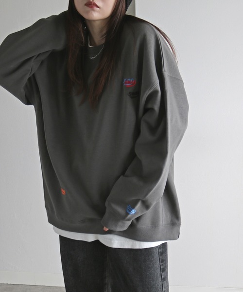 COURO（コウロ）の「サガラ刺繍ワッペンロゴスウェット（スウェット・レディース・ブルー系その他/パープル系その他/オートミール/グレー系その他/レッド系その他/パープル/ブルー/グレー/レッド/ブラック/グレー系その他2/グレー系その他3/ブルー系その他2/ブルー系その他3/パープル系その他2/レッド系その他2/アイボリー系/アイボリー系1/アイボリー系2/グレー系1/グレー系4/ライトグレー系4/ライトグレー系/ブラック系1/ライトグレー系2/グレー系5/ネイビー系/ライトグレー系1/ホワイト系その他/カーキ系2/アイボリー系7/チャコールグレー/グレー系/ブラック系/カーキ系/カーキ/アイボリー系6/カーキ系3/ネイビー/ライトグレー系3/ブラック系4/カーキ系1/ライトグレー系5/ブラック系5/アイボリー/アイボリー系5/グレー系2/ブラック系3/ピンク/ホワイト/アイボリー系3/アイボリー系4/グレー系3/ブラック系2/ネイビー系1/ホワイト系その他2/チャコール/グレー系6/ワイン系1/グレー系8/ネイビー系2/ワイン系/グレー系7/ワイン系2/ライトグレー系8/ブラウン系3/ライトグレー系6/ライトグレー系7/ブラック系6/ブラウン系/ブラウン系1/ブラック系7/ネイビー系3/ブラウン系2/ブラック系8/ネイビー系4/ワイン系3・M/L/XL）」の18枚目の写真