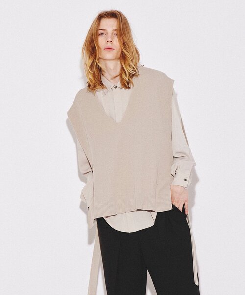 tk.TAKEO KIKUCHI(ティーケータケオキクチ)の「◆スリットネックニットベスト(ベスト・メンズ・ブラック/ライトベージュ・66/88)」の1枚目の写真