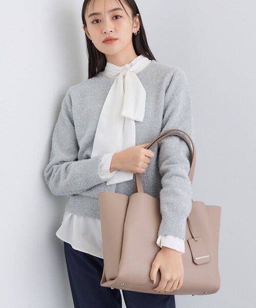 INDIVI(インディヴィ)の「【セレモニー/入卒/A4収納可能】タックキャリアBAG(トートバッグ・レディース・ブラック/チャコールグレー/ベージュ系5/オフホワイト/ベージュ/ライトブルー・00)」の4枚目の写真