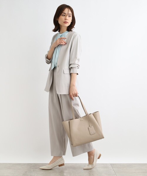 INDIVI(インディヴィ)の「【セレモニー/入卒/A4収納可能】タックキャリアBAG(トートバッグ・レディース・ブラック/チャコールグレー/ベージュ系5/オフホワイト/ベージュ/ライトブルー・00)」の15枚目の写真