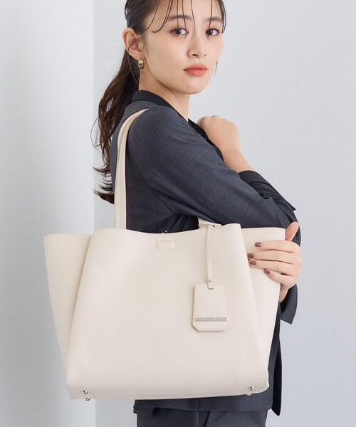 INDIVI(インディヴィ)の「【セレモニー/入卒/A4収納可能】タックキャリアBAG(トートバッグ・レディース・ブラック/チャコールグレー/ベージュ系5/オフホワイト/ベージュ/ライトブルー・00)」の16枚目の写真