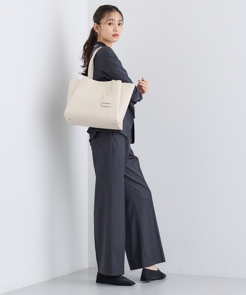 INDIVI(インディヴィ)の「【セレモニー/入卒/A4収納可能】タックキャリアBAG(トートバッグ・レディース・ブラック/チャコールグレー/ベージュ系5/オフホワイト/ベージュ/ライトブルー・00)」の17枚目の写真