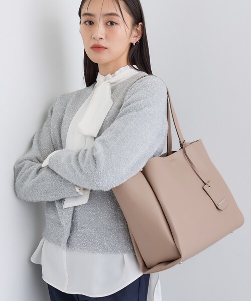 INDIVI(インディヴィ)の「【セレモニー/入卒/A4収納可能】タックキャリアBAG(トートバッグ・レディース・ブラック/チャコールグレー/ベージュ系5/オフホワイト/ベージュ/ライトブルー・00)」の18枚目の写真