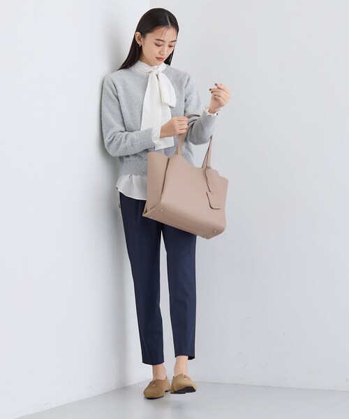 INDIVI(インディヴィ)の「【セレモニー/入卒/A4収納可能】タックキャリアBAG(トートバッグ・レディース・ブラック/チャコールグレー/ベージュ系5/オフホワイト/ベージュ/ライトブルー・00)」の19枚目の写真