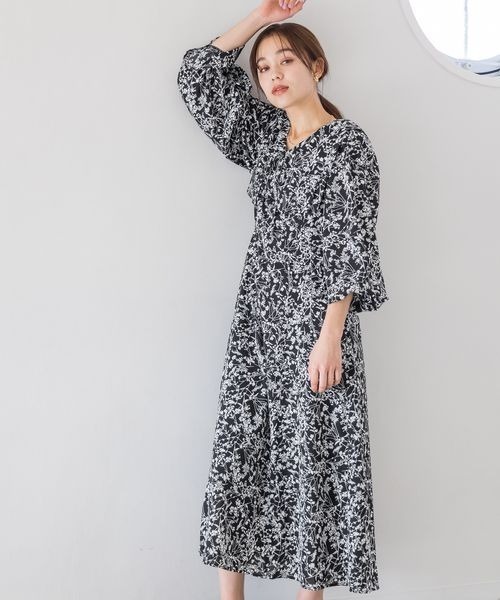 mysty woman（ミスティウーマン）の「【WEB限定アイテム】BIGカラー花柄ワンピ 189614（ワンピース・レディース・ホワイト/ブラック/グリーン・FREE）」の2枚目の写真