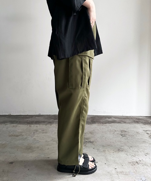 COMMON WARE(コモンウェアー)の「COMMONWARE:PE ツイル ワイド カーゴパンツ(カーゴパンツ・レディース・ブラック/カーキ/アイボリー・XL/L/M)」の17枚目の写真