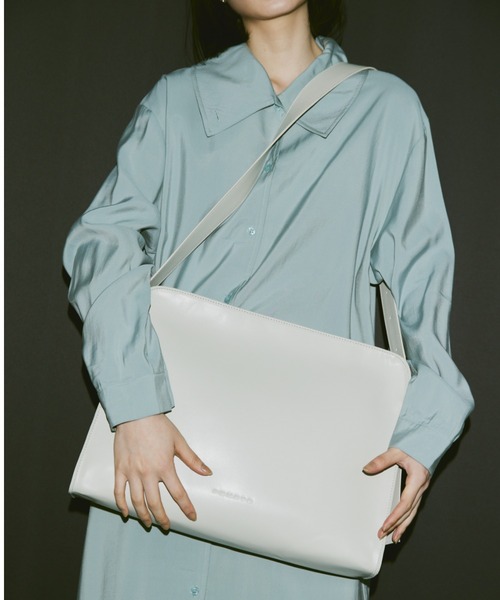 FEKETE（フェケテ）の「FEKETE LOGO VEGAN LEATHER BIG SHOULDER