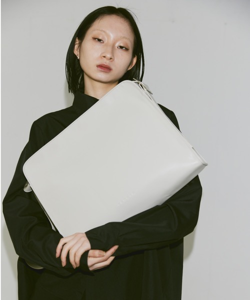 ショルダーバッグ・ポシェット Soft vegan leather big cross bag FEKETE（フェケテ）の「FEKETE LOGO VEGAN LEATHER BIG SHOULDER