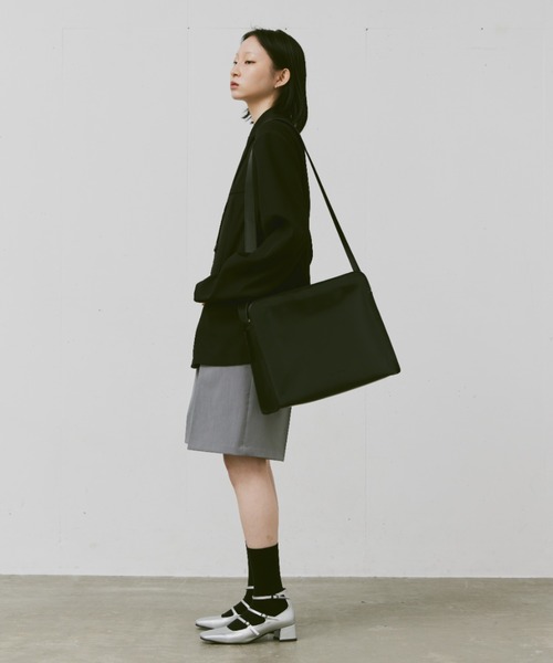 FEKETE（フェケテ）の「FEKETE LOGO VEGAN LEATHER BIG SHOULDER BAG / フェイクレザービッグショルダーバッグ（ショルダーバッグ・メンズ・ミント/ブラック/オフホワイト・FREE）」の8枚目の写真