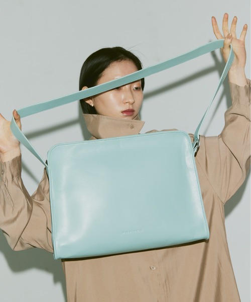 FEKETE（フェケテ）の「FEKETE LOGO VEGAN LEATHER BIG SHOULDER BAG / フェイクレザービッグショルダーバッグ（ショルダーバッグ・メンズ・ミント/ブラック/オフホワイト・FREE）」の11枚目の写真