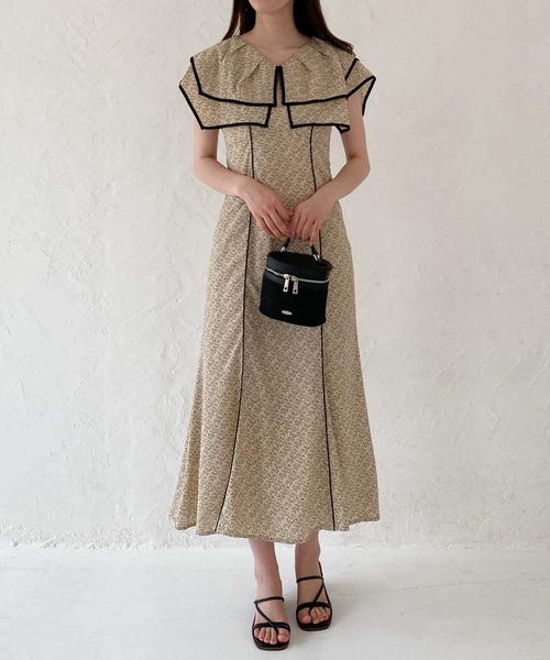 archives（アルシーヴ）の「花柄パイピングBigカラーワンピース