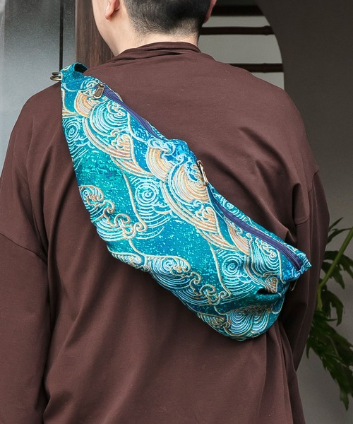 カヤ（カヤ）の「【カヤ】波たすきバッグ小（ショルダーバッグ・メンズ・ネイビー/ブラック・FREE）」の2枚目の写真