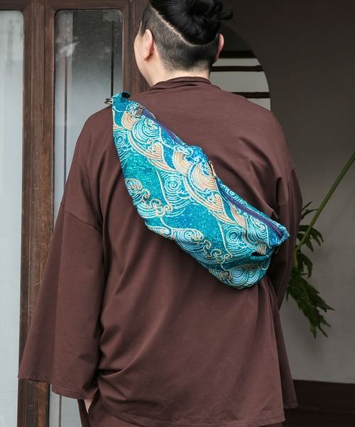 カヤ（カヤ）の「【カヤ】波たすきバッグ小（ショルダーバッグ・メンズ・ネイビー/ブラック・FREE）」の7枚目の写真