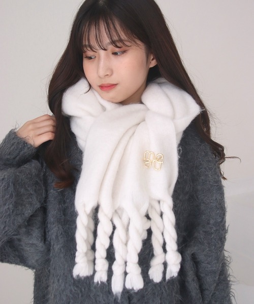 アイボリー フワフワ マフラー ロゴパッチ付き アイボリー フワフワ マフラー ロゴパッチ付き 無地のマフラーの