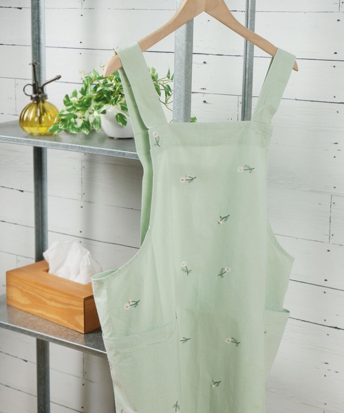 studio CLIP（スタディオクリップ）の「カモミール刺繍H型エプロン（エプロン・レディース・グリーン/ネイビー/ベージュ・FREE）」の3枚目の写真