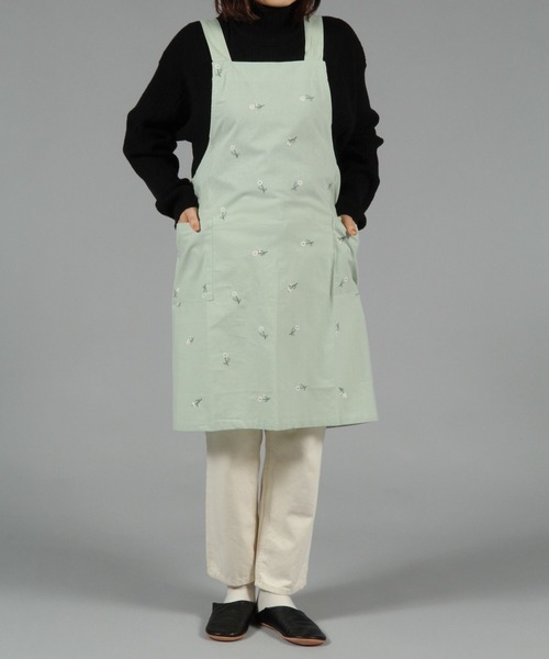 studio CLIP（スタディオクリップ）の「カモミール刺繍H型エプロン（エプロン・レディース・グリーン/ネイビー/ベージュ・FREE）」の4枚目の写真