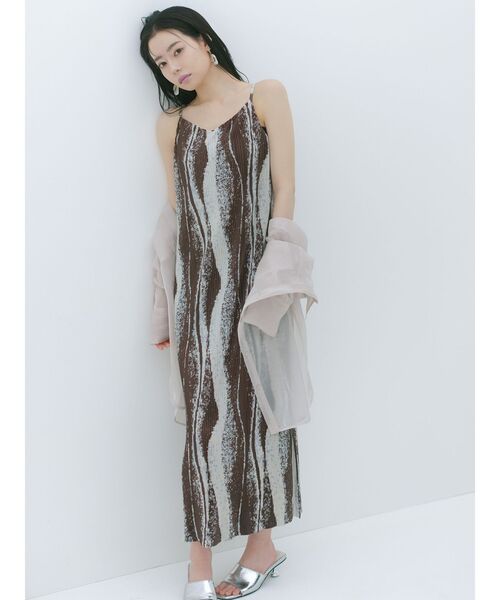 MURUA（ムルーア）の「プリーツパターンキャミワンピース（ワンピース・レディース・ブラック/ブラウン・FREE）」の2枚目の写真