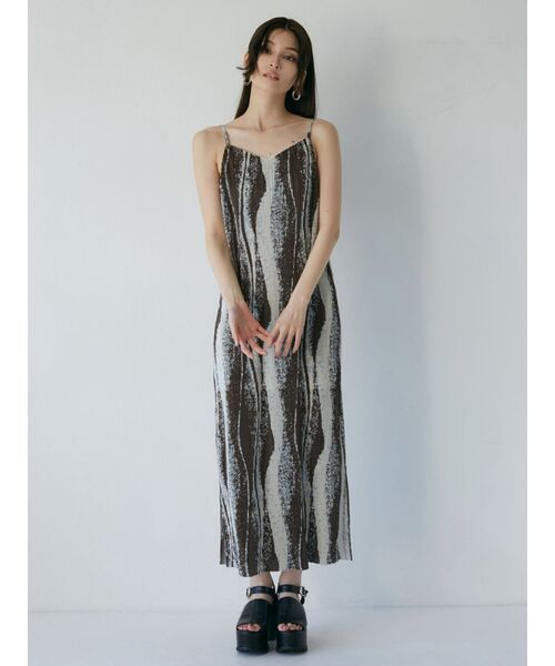 MURUA（ムルーア）の「プリーツパターンキャミワンピース（ワンピース・レディース・ブラック/ブラウン・FREE）」の4枚目の写真