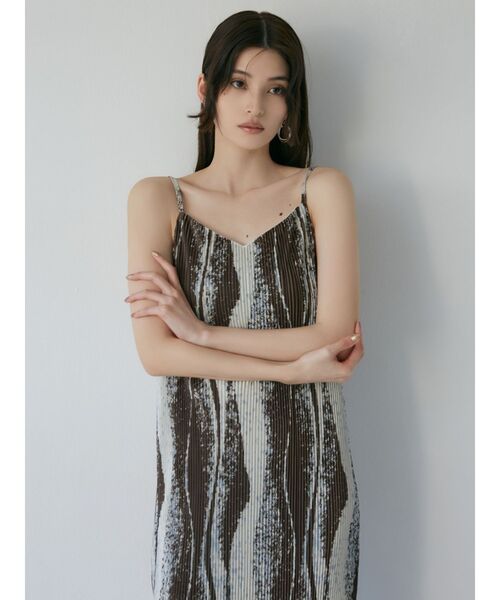 MURUA（ムルーア）の「プリーツパターンキャミワンピース（ワンピース・レディース・ブラック/ブラウン・FREE）」の7枚目の写真