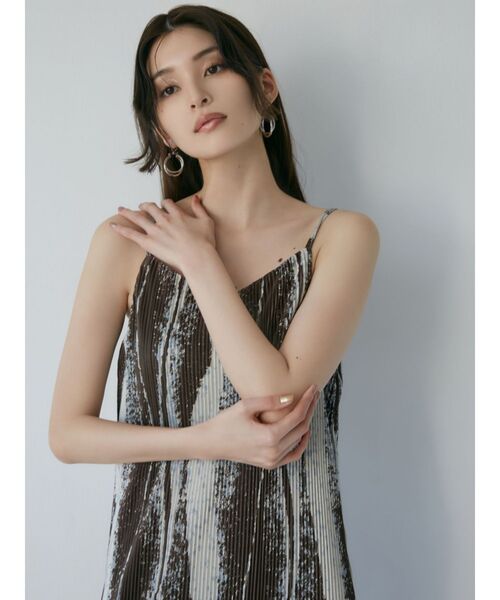 MURUA（ムルーア）の「プリーツパターンキャミワンピース（ワンピース・レディース・ブラック/ブラウン・FREE）」の8枚目の写真