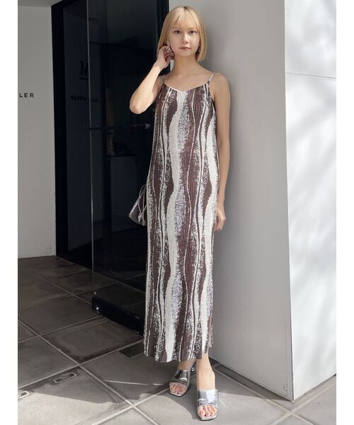 MURUA（ムルーア）の「プリーツパターンキャミワンピース（ワンピース・レディース・ブラック/ブラウン・FREE）」の9枚目の写真