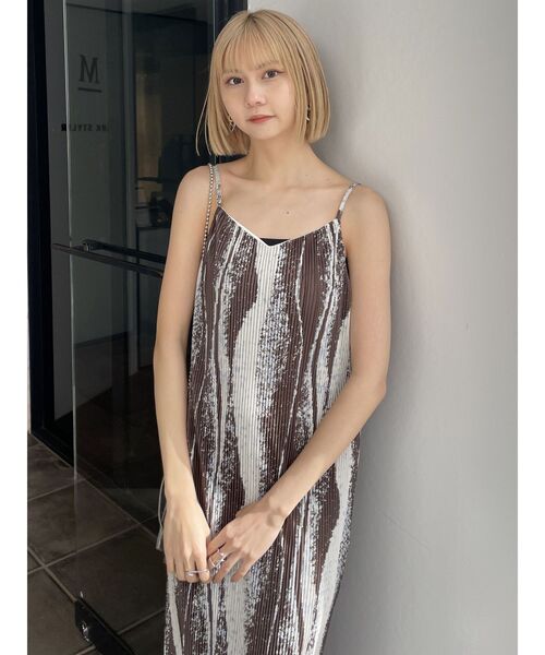 MURUA（ムルーア）の「プリーツパターンキャミワンピース（ワンピース・レディース・ブラック/ブラウン・FREE）」の11枚目の写真