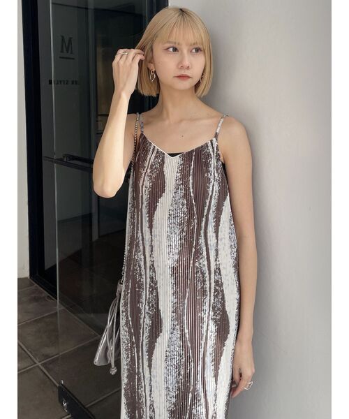 MURUA（ムルーア）の「プリーツパターンキャミワンピース（ワンピース・レディース・ブラック/ブラウン・FREE）」の12枚目の写真