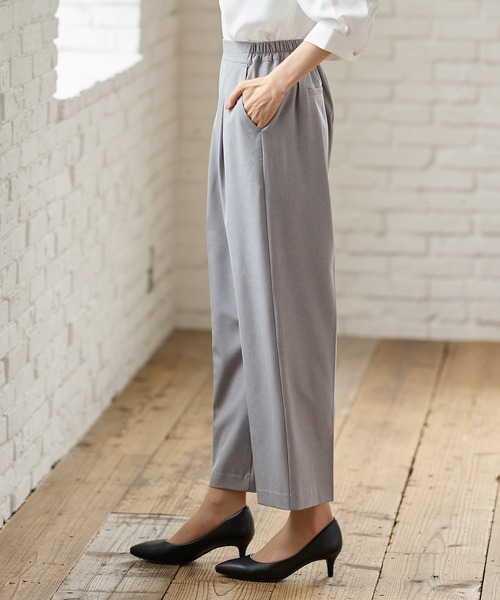 Honeys(ハニーズ)の「美ージーストレートパンツ(股下62cm)(スラックス・レディース・ダークネイビー/ブラック/アイボリー/杢グレー・S/3L/LL/L/M/SS)」の21枚目の写真