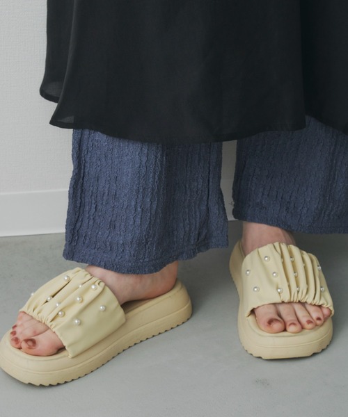 Unitage(ユニテージ)の「パールクッションサンダル(サンダル・レディース・アイボリー/イエロー・LARGE/MEDIUM/SMALL)」の2枚目の写真