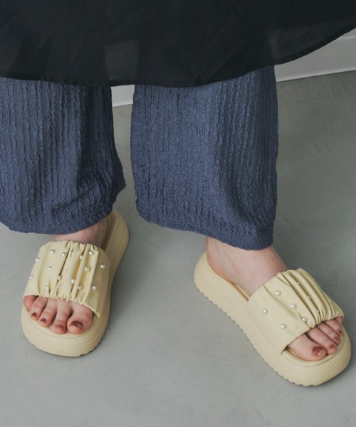Unitage(ユニテージ)の「パールクッションサンダル(サンダル・レディース・アイボリー/イエロー・LARGE/MEDIUM/SMALL)」の4枚目の写真