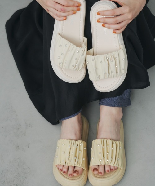 Unitage(ユニテージ)の「パールクッションサンダル(サンダル・レディース・アイボリー/イエロー・LARGE/MEDIUM/SMALL)」の3枚目の写真