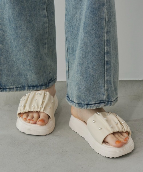 Unitage(ユニテージ)の「パールクッションサンダル(サンダル・レディース・アイボリー/イエロー・LARGE/MEDIUM/SMALL)」の8枚目の写真