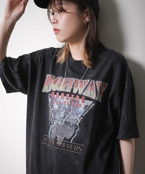 __gram.(スペースグラム)の「【_gram.】 ピグメント加工 90s ロックTシャツ / バンドTシャツ(Tシャツ/カットソー・メンズ・グレー系/ブラック系/チャコール/ブラック・MEDIUM/LARGE)」の2枚目の写真