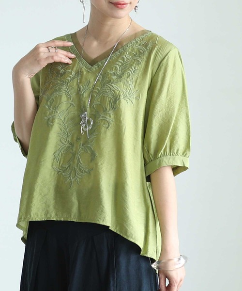 Sawa a la mode(サワアラモード)の「草花刺繍シャツブラウス(シャツ/ブラウス・レディース・アイボリー/グリーン/レッド・FREE)」の2枚目の写真