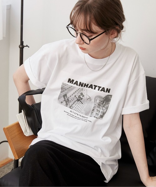 ANGIE(アンジー)の「フォトプリント Tシャツ(半袖)(Tシャツ/カットソー・レディース・ブラック系その他/ブラック/ホワイト/ホワイト系その他・MEDIUM/LARGE)」の2枚目の写真