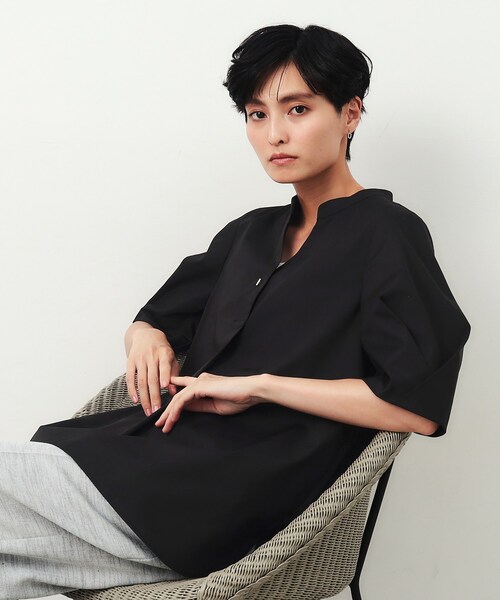 OPAQUE.CLIP(オペークドットクリップ)の「◆スキッパータックスリーブブラウス【洗濯機洗い可】(シャツ/ブラウス・レディース・ブラック/ライトブルー/ネイビー/ホワイト・38/40/42)」の2枚目の写真