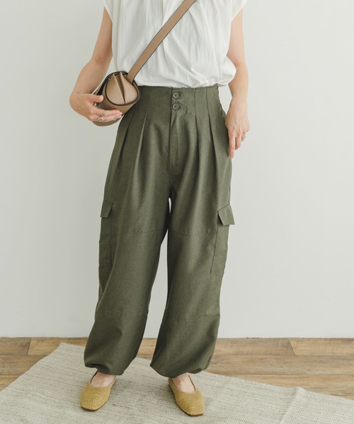 ITEMS URBANRESEARCH（アイテムズ アーバンリサーチ）の「ウエストタックパラシュートパンツ（その他パンツ・レディース・ブラック/カーキ・FREE）」の2枚目の写真