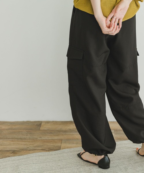 ITEMS URBANRESEARCH（アイテムズ アーバンリサーチ）の「ウエストタックパラシュートパンツ（その他パンツ・レディース・ブラック/カーキ・FREE）」の3枚目の写真