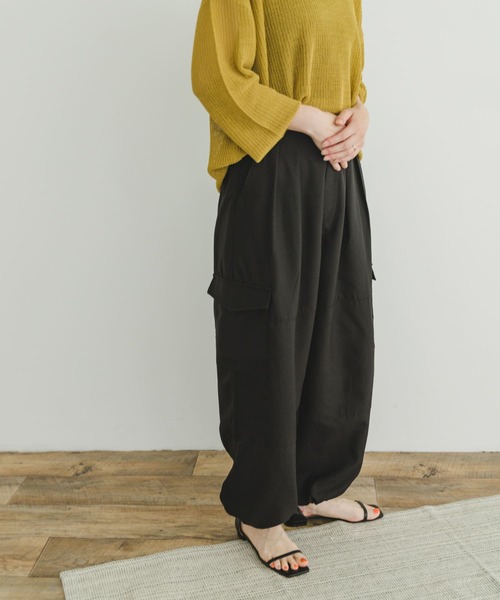 ITEMS URBANRESEARCH（アイテムズ アーバンリサーチ）の「ウエストタックパラシュートパンツ（その他パンツ・レディース・ブラック/カーキ・FREE）」の4枚目の写真