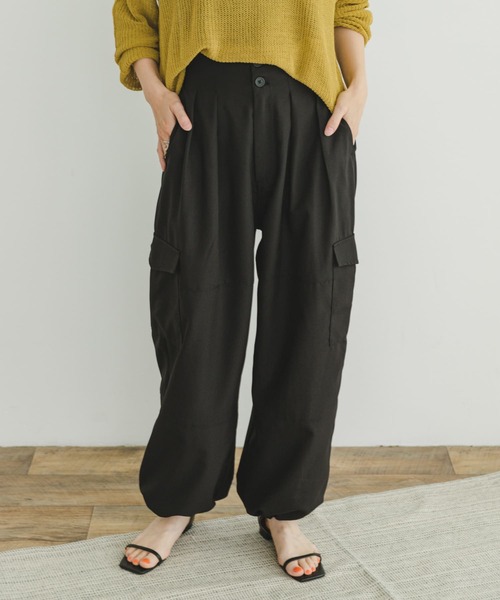 ITEMS URBANRESEARCH（アイテムズ アーバンリサーチ）の「ウエストタックパラシュートパンツ（その他パンツ・レディース・ブラック/カーキ・FREE）」の5枚目の写真