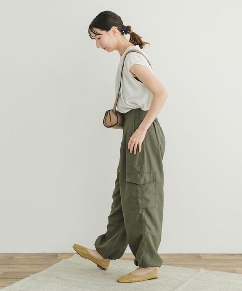 ITEMS URBANRESEARCH（アイテムズ アーバンリサーチ）の「ウエストタックパラシュートパンツ（その他パンツ・レディース・ブラック/カーキ・FREE）」の13枚目の写真