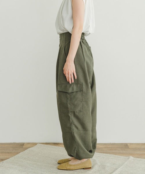 ITEMS URBANRESEARCH（アイテムズ アーバンリサーチ）の「ウエストタックパラシュートパンツ（その他パンツ・レディース・ブラック/カーキ・FREE）」の15枚目の写真