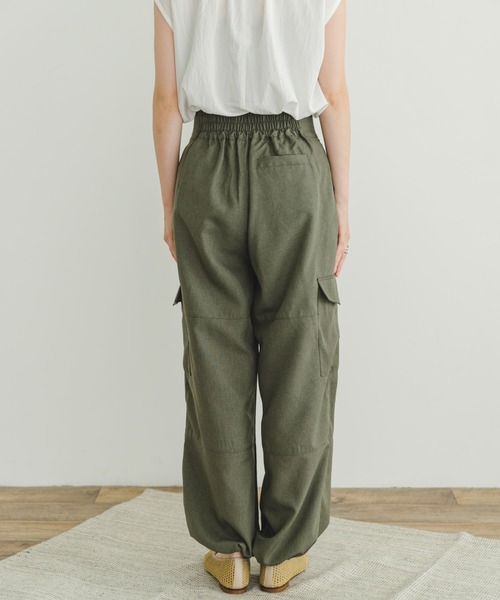 ITEMS URBANRESEARCH（アイテムズ アーバンリサーチ）の「ウエストタックパラシュートパンツ（その他パンツ・レディース・ブラック/カーキ・FREE）」の16枚目の写真