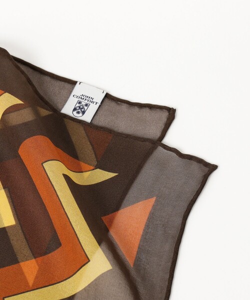 BEAMS F(ビームスエフ)の「JOHN COMFORT / シルク 総柄 プリント チーフ(ポケットチーフ・メンズ・ブラック/ブラウン・ONE SIZE)」の4枚目の写真