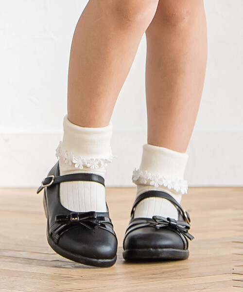 BeBe(ベベ)の「クロスリボンストラップシューズ(16~21cm)(パンプス・キッズ・グレー/ブラック・20.0cm/19.0cm/18.0cm/16.0cm/17.0cm/21.0cm)」の11枚目の写真