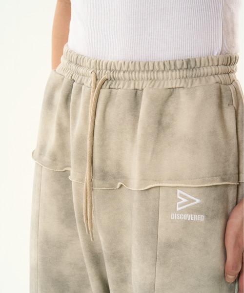 DISCOVERED(ディスカバード)の「DISCOVERED DOCKING DAMAGE WIDE SWEAT PANTS(その他パンツ・メンズ・ベージュ/ブラック・1/3)」の14枚目の写真