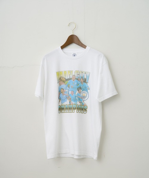 Auntie Rosa（アンティローザ）の「マンチェスターシティ　CHAMPIONSｰTシャツ（Tシャツ/カットソー・メンズ・ブラック/ホワイト/チャコール・MEDIUM/LARGE/X-LARGE）」の2枚目の写真