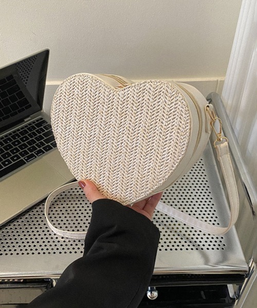Pochi Pouch(ポチポーチ)の「Pochi Pouch/2way ミニ ハートデザイン わら編み ショルダーバッグ(ショルダーバッグ・レディース・ブラック/ブラウン/ホワイト/ベージュ・FREE)」の7枚目の写真